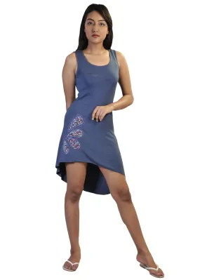 blue-sleeveless-dress-with-colorfull-print-in-back