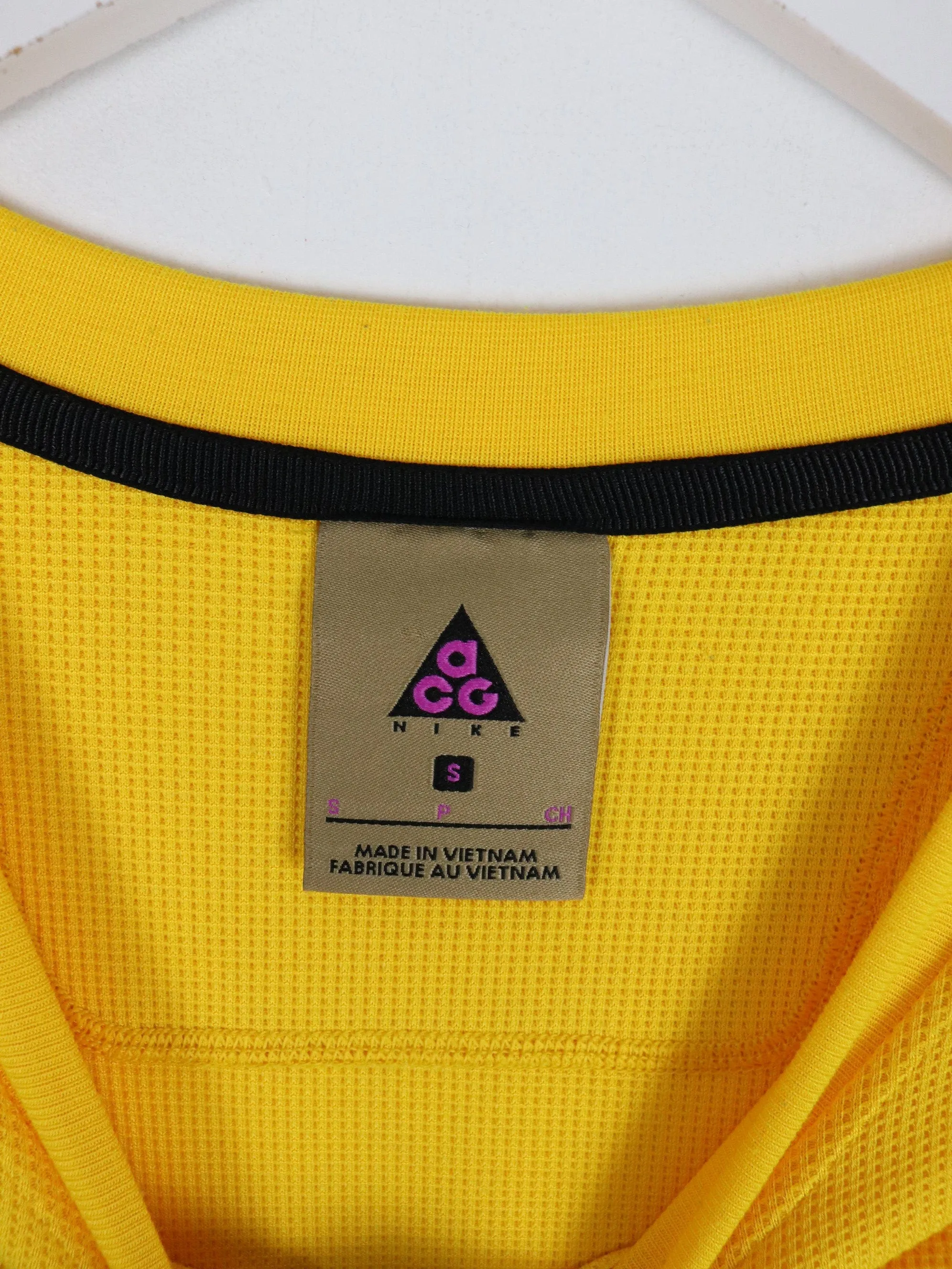 Nike ACG T Shirt Mens Small Yellow Thermal Outdoors
