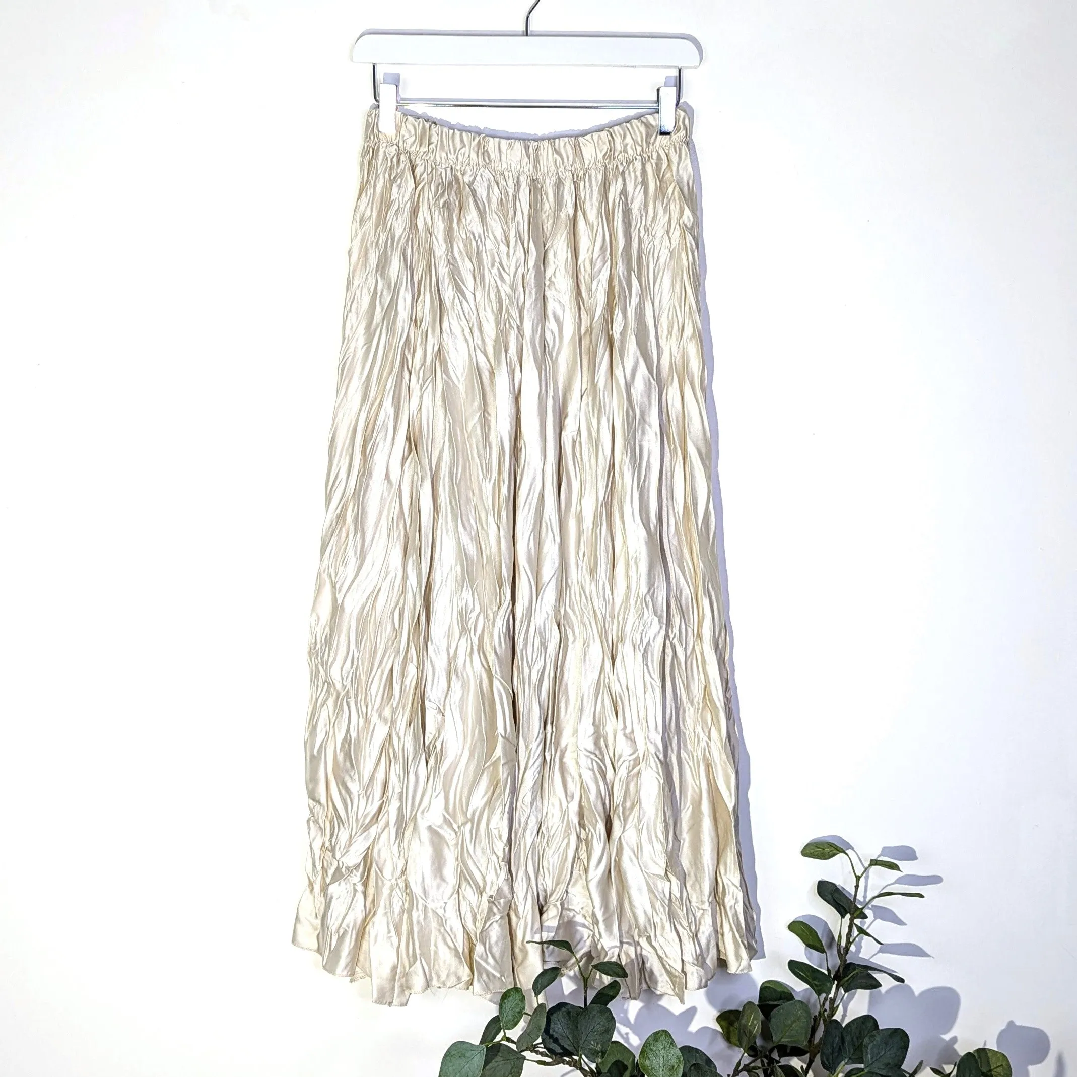 Satin look crinkle effect long skirt with elasticated waist (M-L)